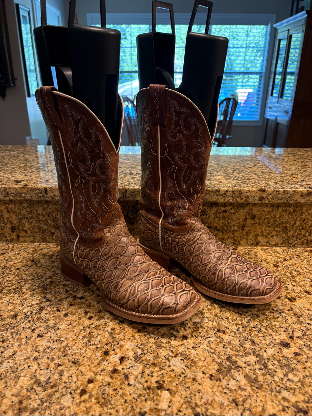Cavenders Women’s Leather and Pirarucu Print Cowboy Cowgirl Boots EUC 8.5 Square